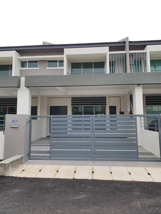 Yong Guesthouse Kuala Kangsar Extérieur photo